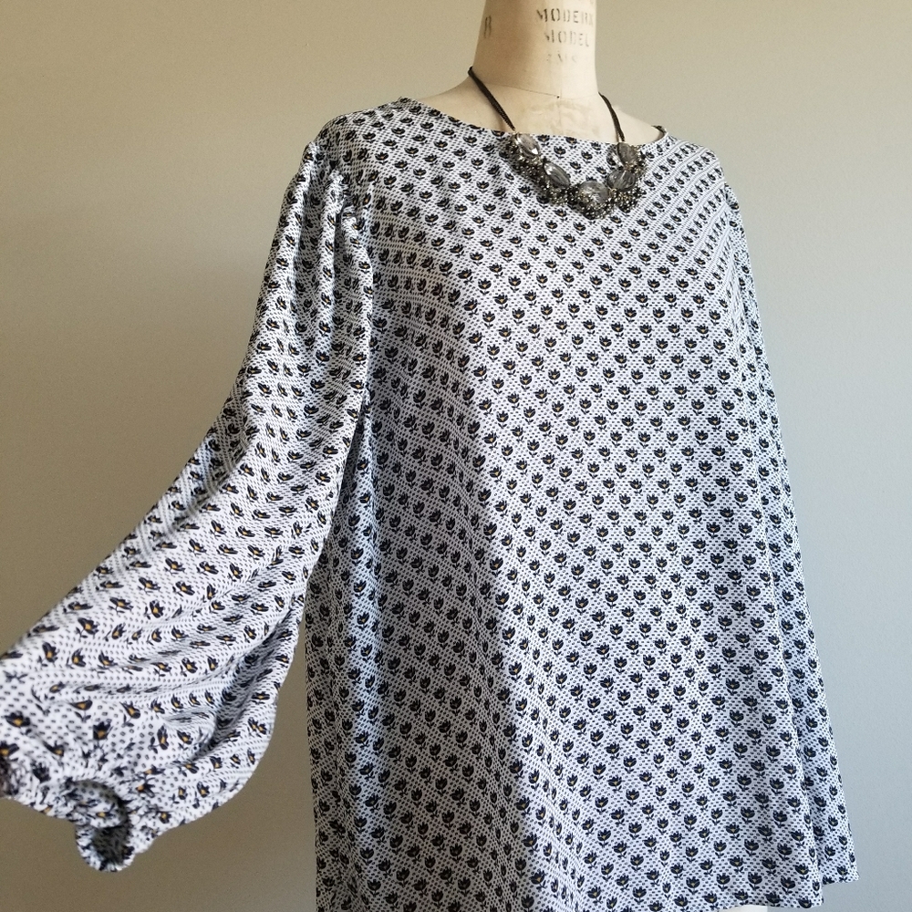 LOFT easy comfy top with floral print ans loose sleeves